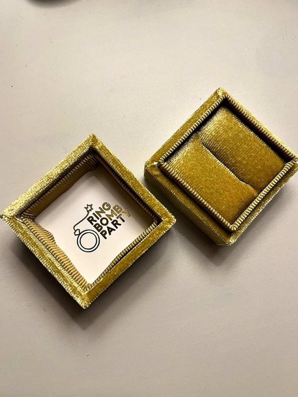 Bomb party retro yellow gold velvet ring Box